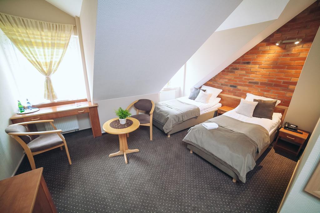Hubertus Aparthotel & Restaurant & Horse Club Starogard Gdański Quarto foto