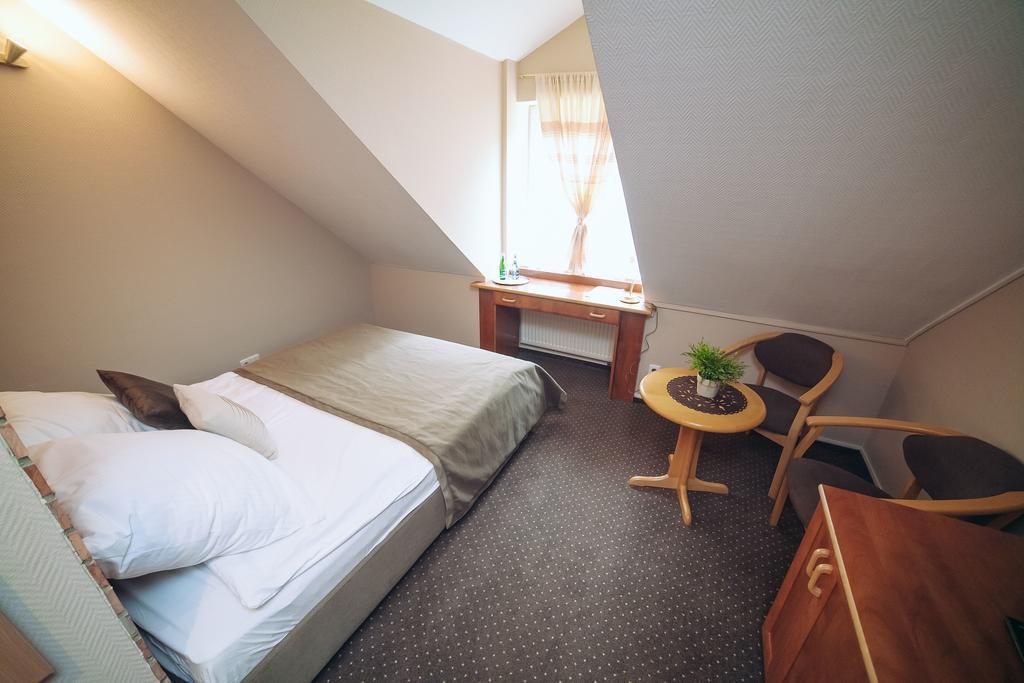 Hubertus Aparthotel & Restaurant & Horse Club Starogard Gdański Quarto foto