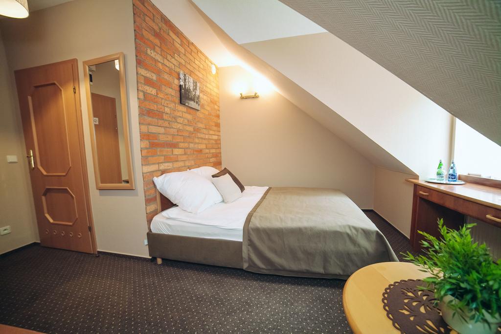 Hubertus Aparthotel & Restaurant & Horse Club Starogard Gdański Quarto foto