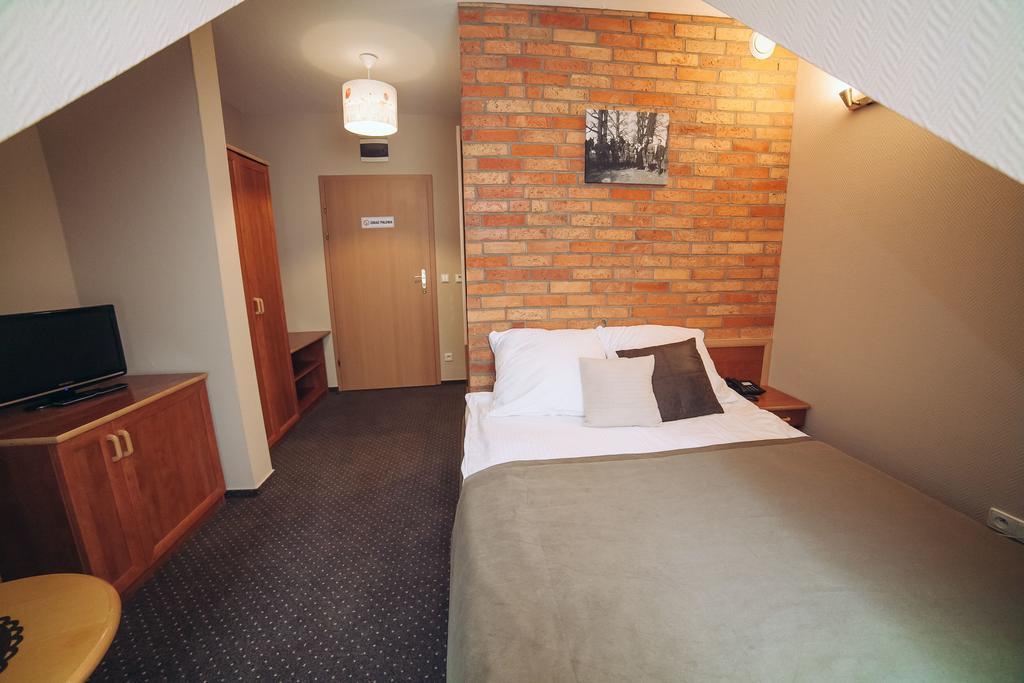 Hubertus Aparthotel & Restaurant & Horse Club Starogard Gdański Quarto foto